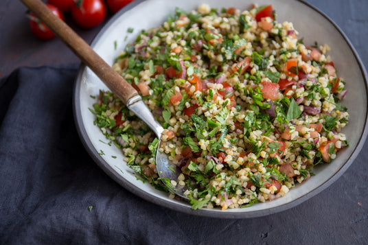 Bulgursalat mit Petersilie und Tomaten