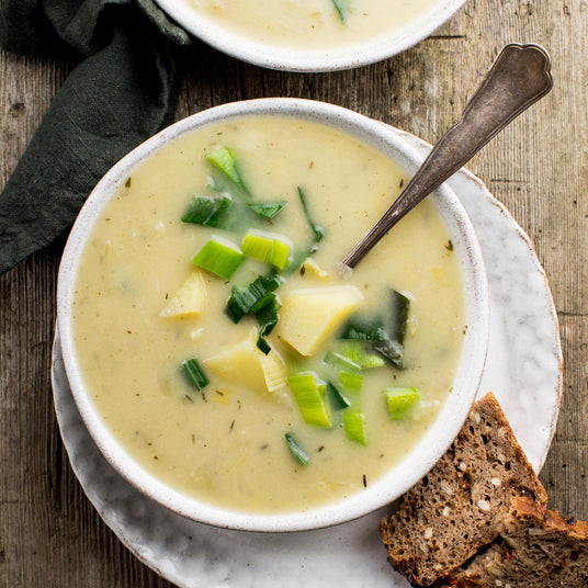 Lauchsuppe mit Kartoffeln und Petersilie
