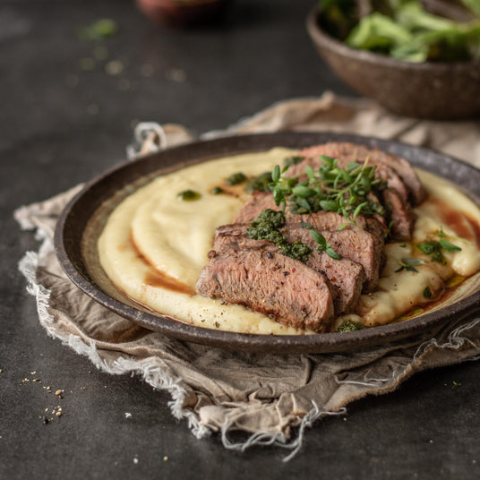 Rinder-Rumpsteak mit Pastinaken-Püree und Thymian-Pesto