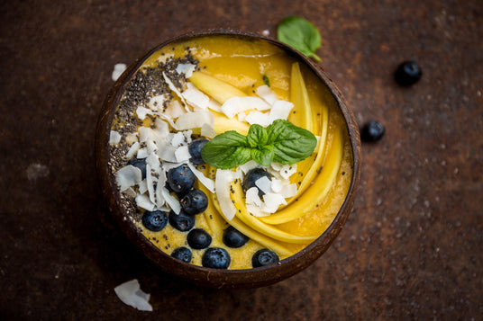 Smoothie Bowl mit Mango und Banane
