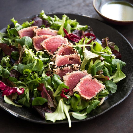 Thunfisch in Sesamkruste mit Salat und Honigdressing